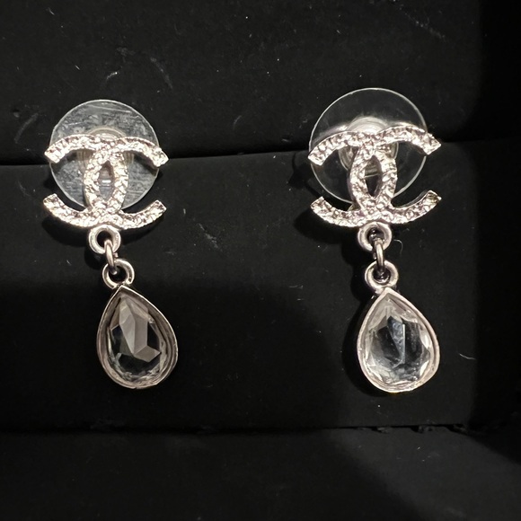 Sold❤️100% authentic Chanel CC diamond earrings - Picture 2 of 5